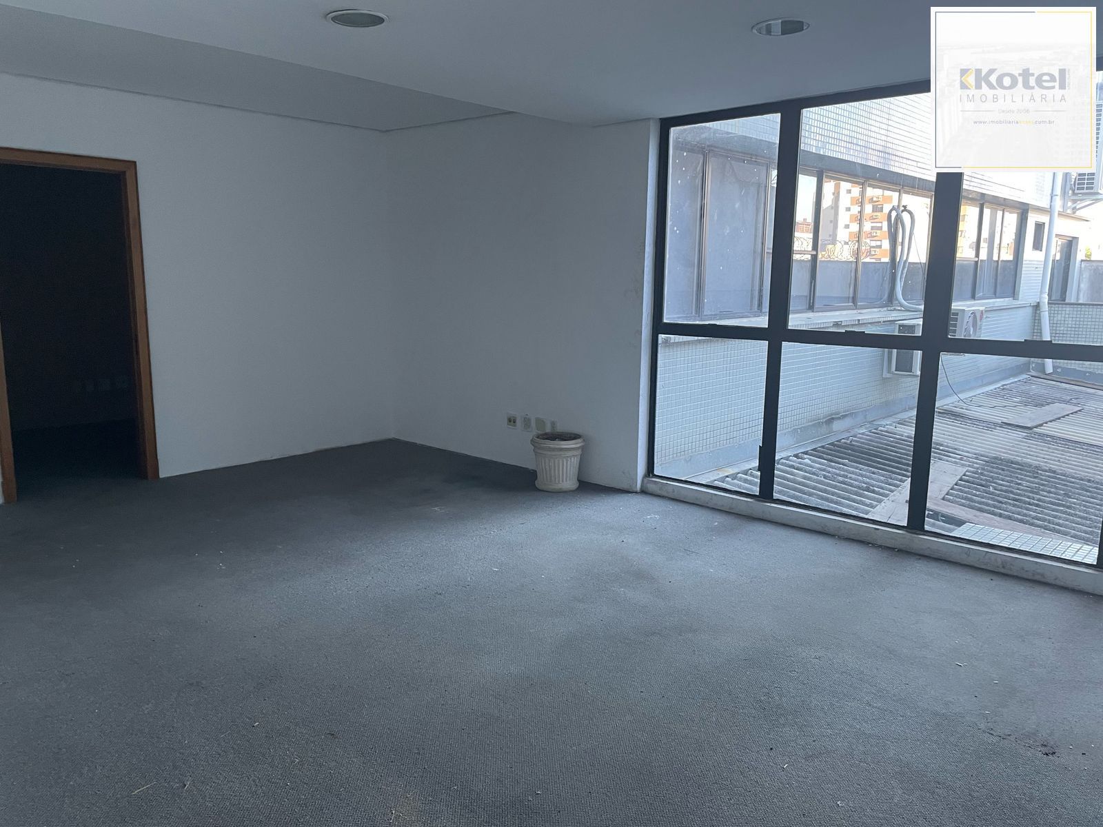 Sala Comercial de 48 m² com garagem, prédio com portaria presencial — foto 5