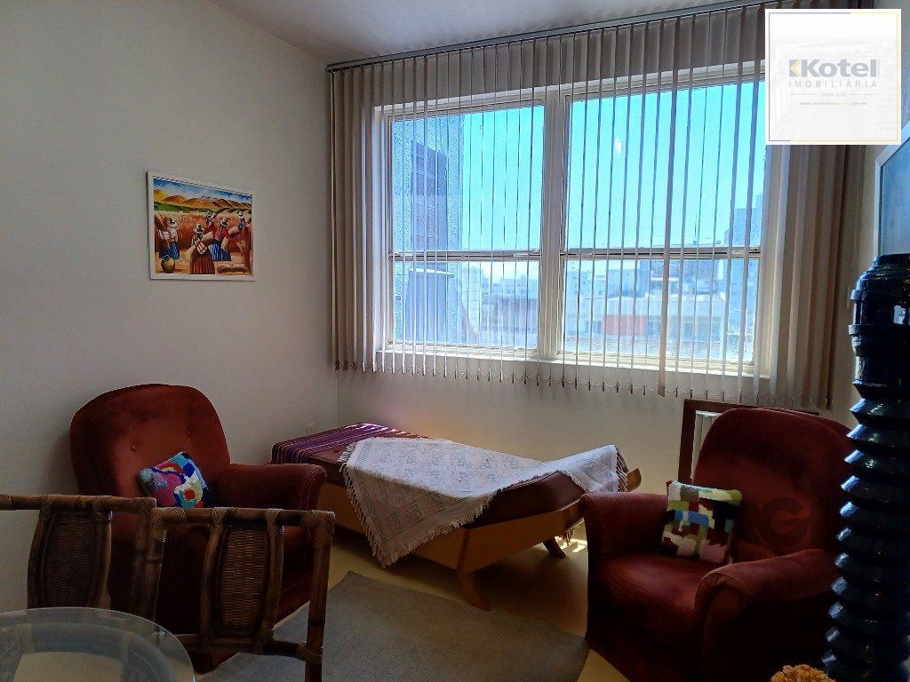 Sala comercial com 20m², andar alto, bem iluminada e ventilada.