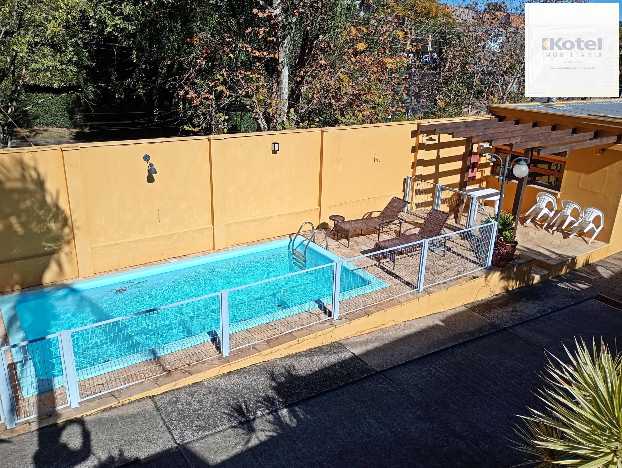 Casa em condomínio com piscina e 2 vagas