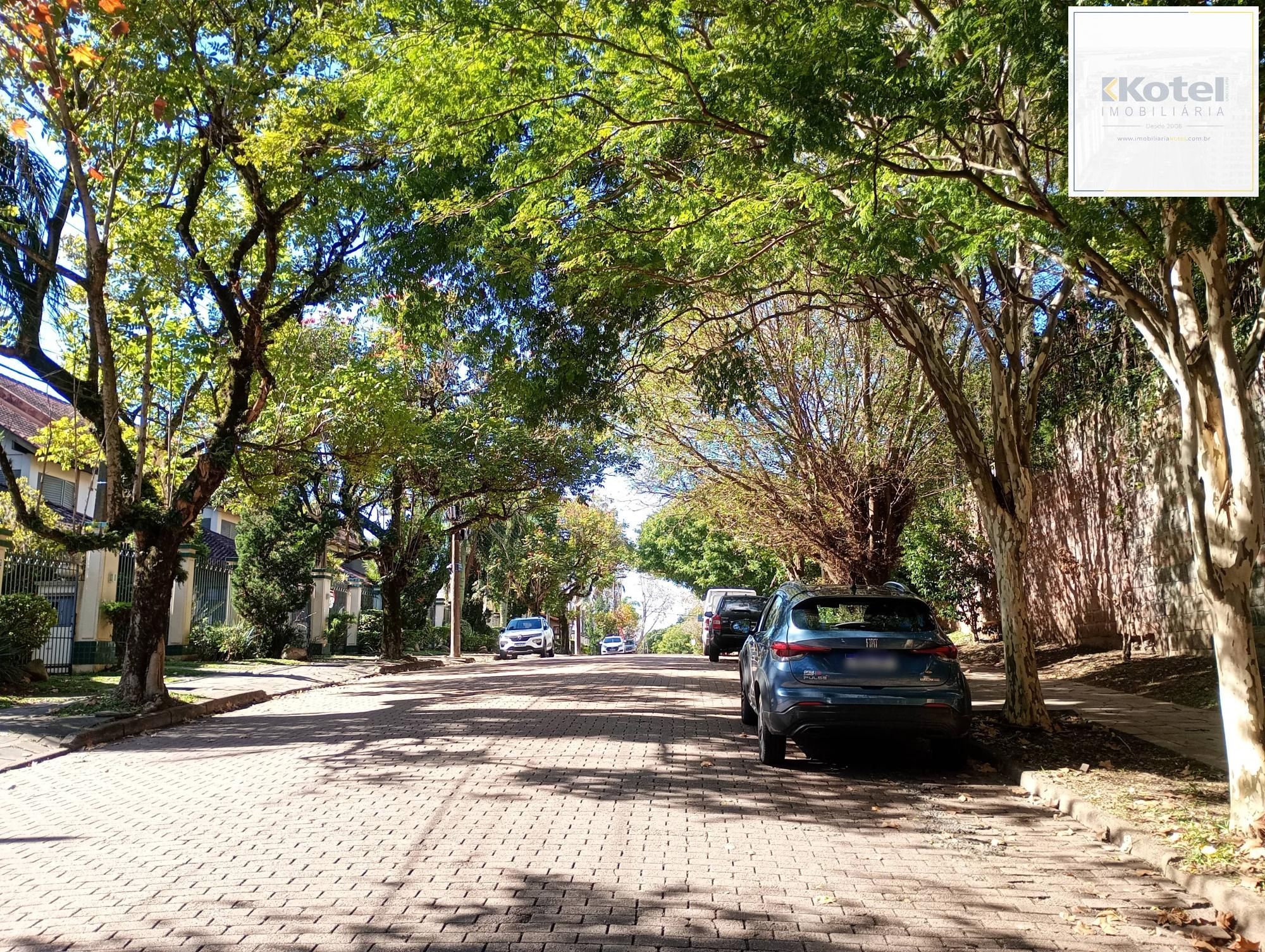 Casa em condomínio com piscina e 2 vagas