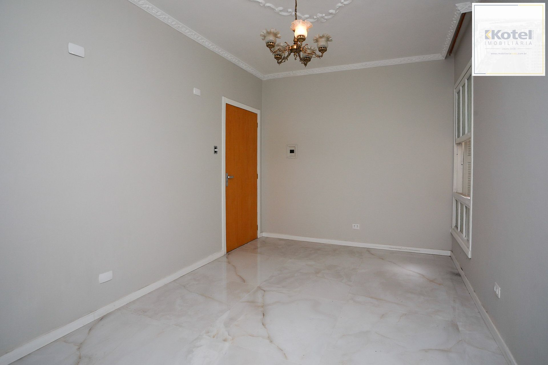 Apartamento Reformado no Menino Deus – 2 Dormitórios, Ótima Posição Solar