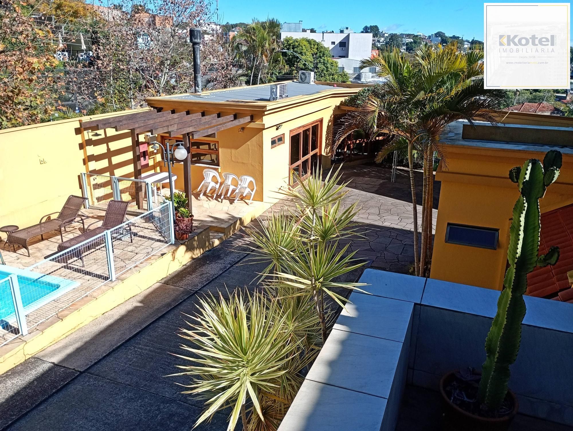 Casa em condomínio com piscina e 2 vagas