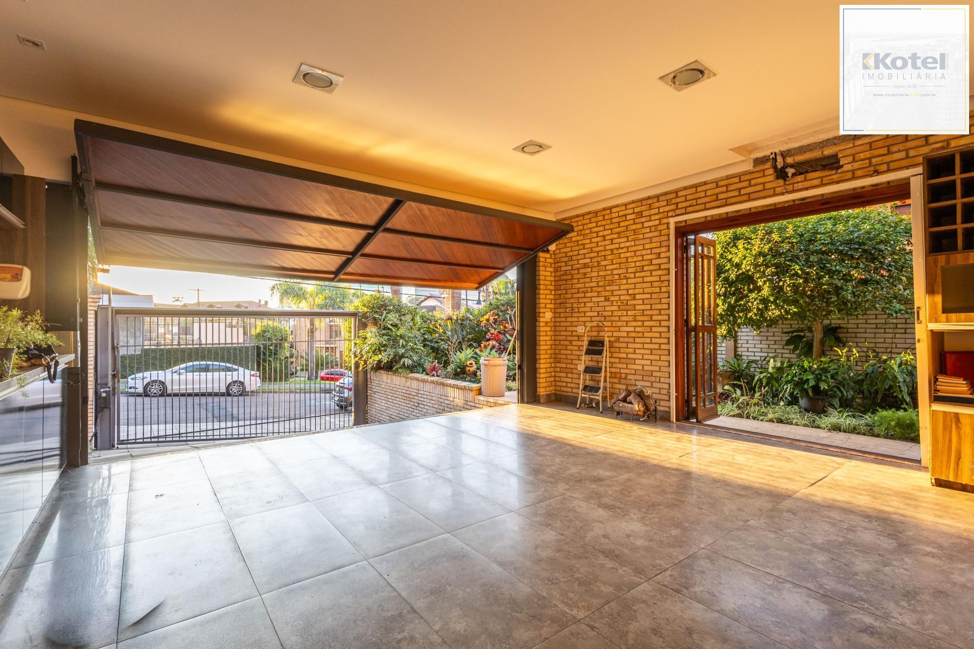 Casa com 374 m² | 3 suítes | Piscina | Ao lado do Jardim Europa