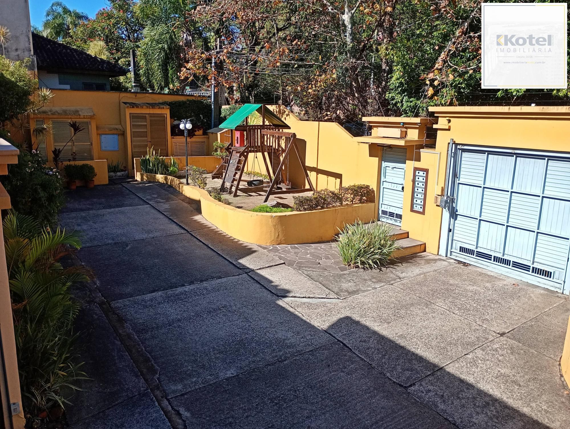 Casa em condomínio com piscina e 2 vagas