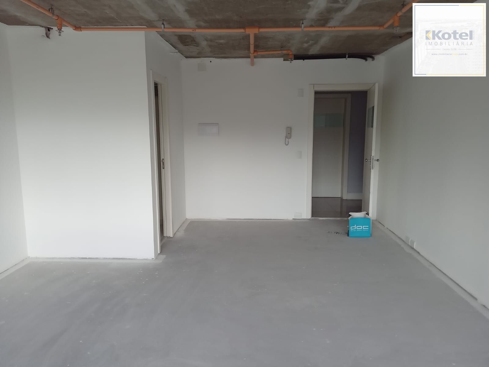 Sala comercial com garagem no DOC na Ramiro Barcelos