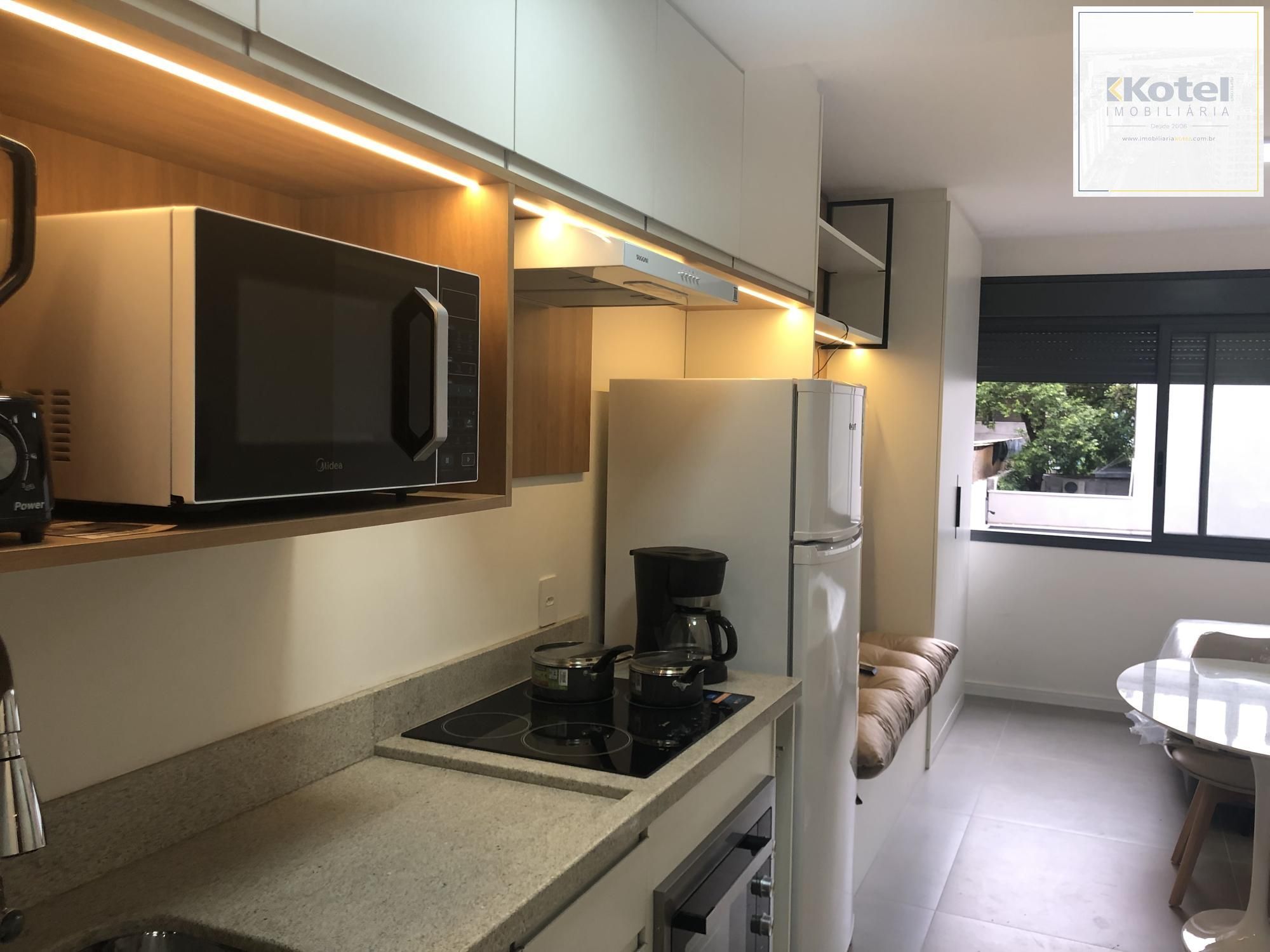 Apartamento desocupado e totalmente mobiliado com uma garagem