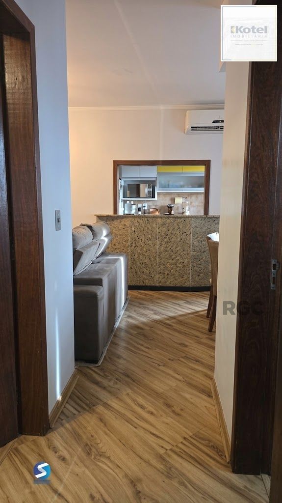 Vendo apto, 2 quartos, semi mobiliado, em localização priviligiada, na Protasio Alves
