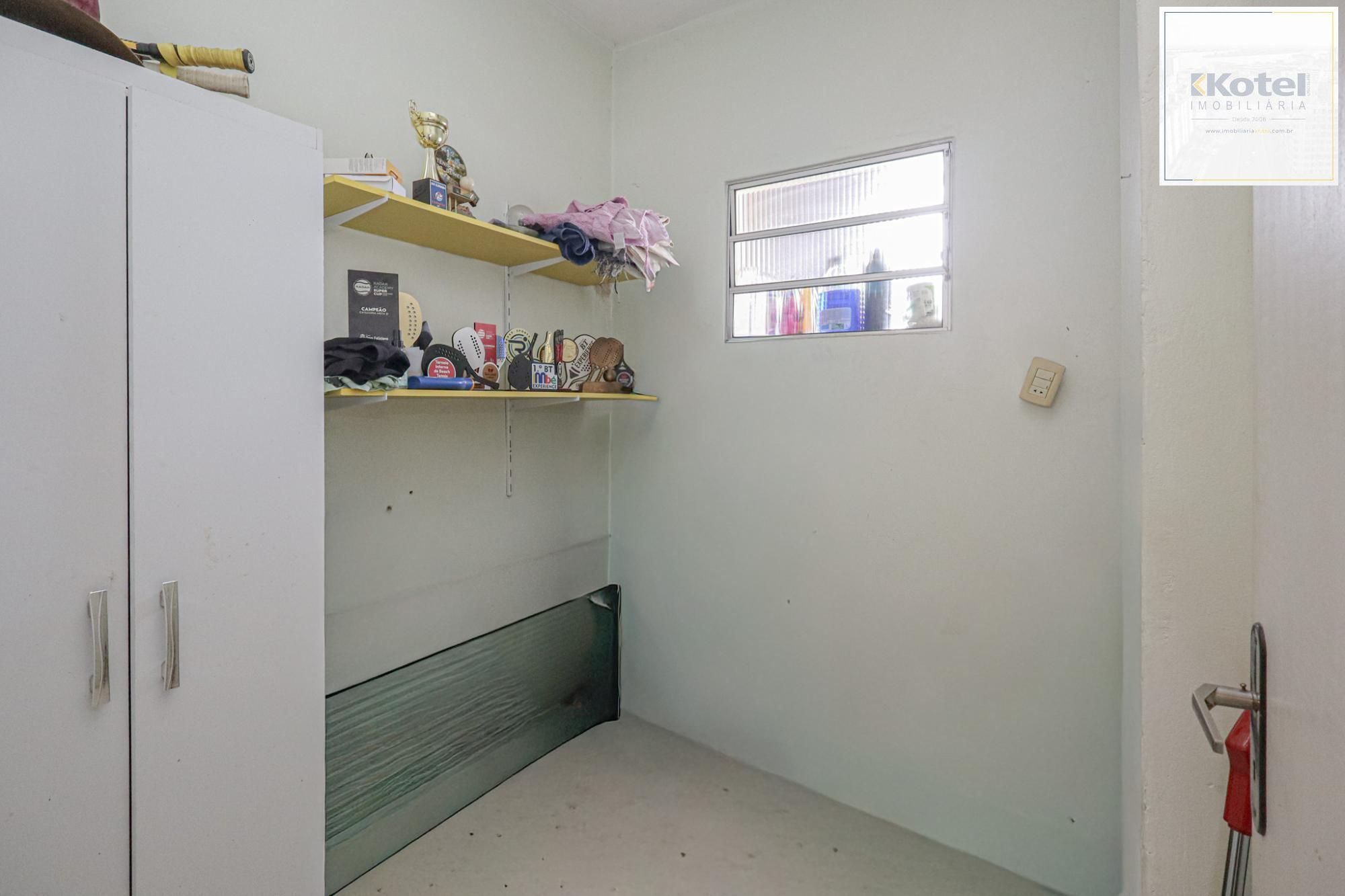 Com 2 quartos, 1 banheiro, opção do 2.º banheiro, e escritório,