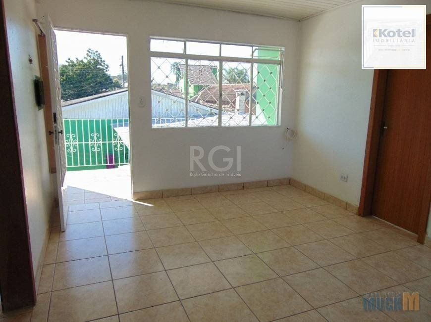 Casa frente, 81,50m2 e 2 apartamento nos fundos térreo e segundo andar.