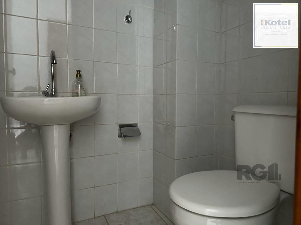Prédio comercial com 02 lojas e 06 salas no bairro Jardim Itu, Porto Alegre/RS