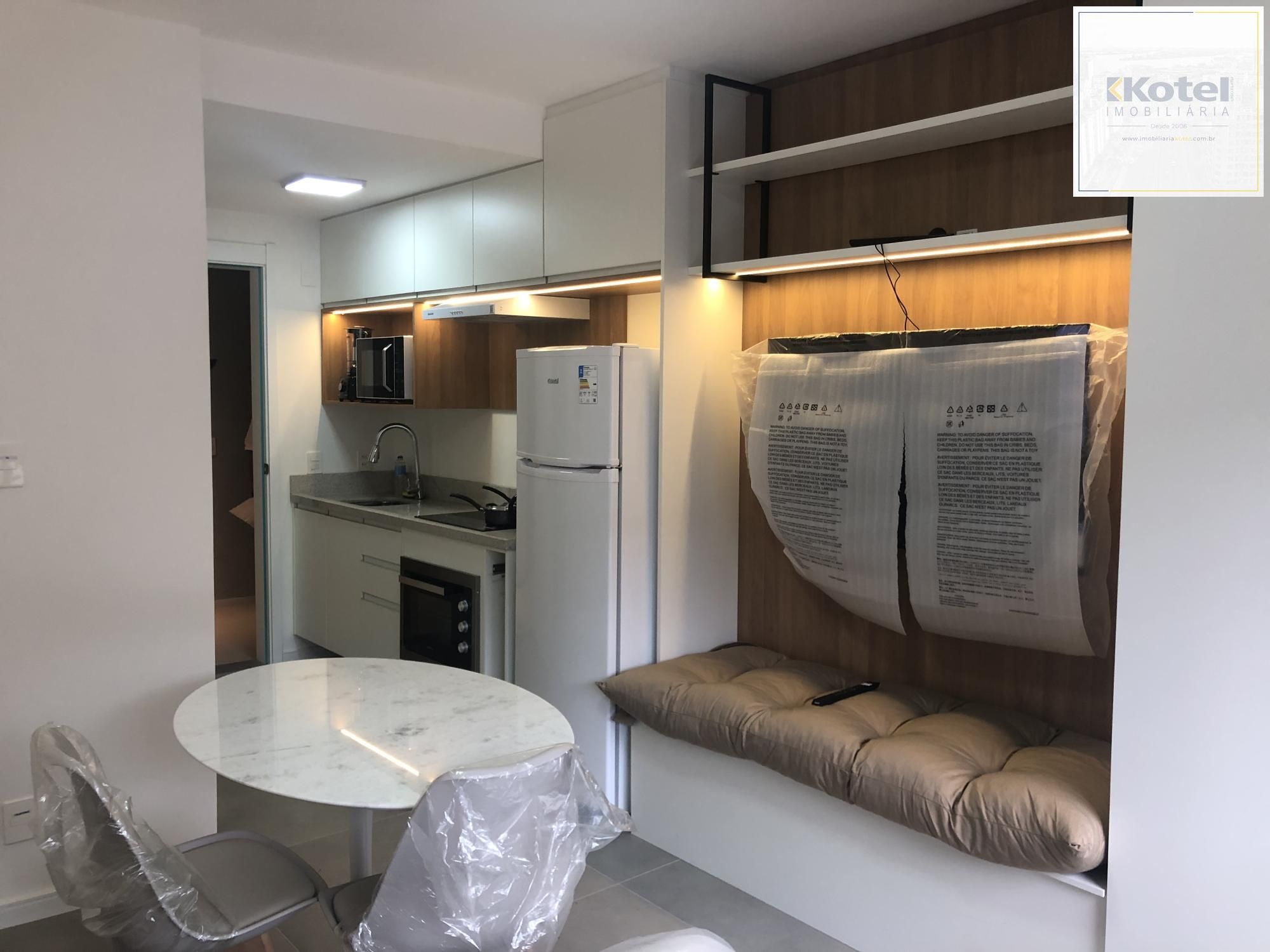 Apartamento desocupado e totalmente mobiliado com uma garagem