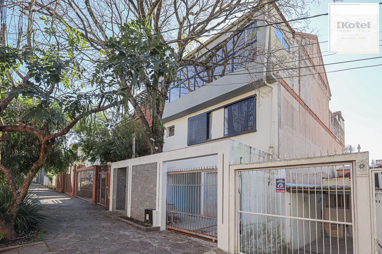 Casa à venda com 310m², 3 quartos e 2 vagas, Localizada no charmoso bairro Petrópolis.