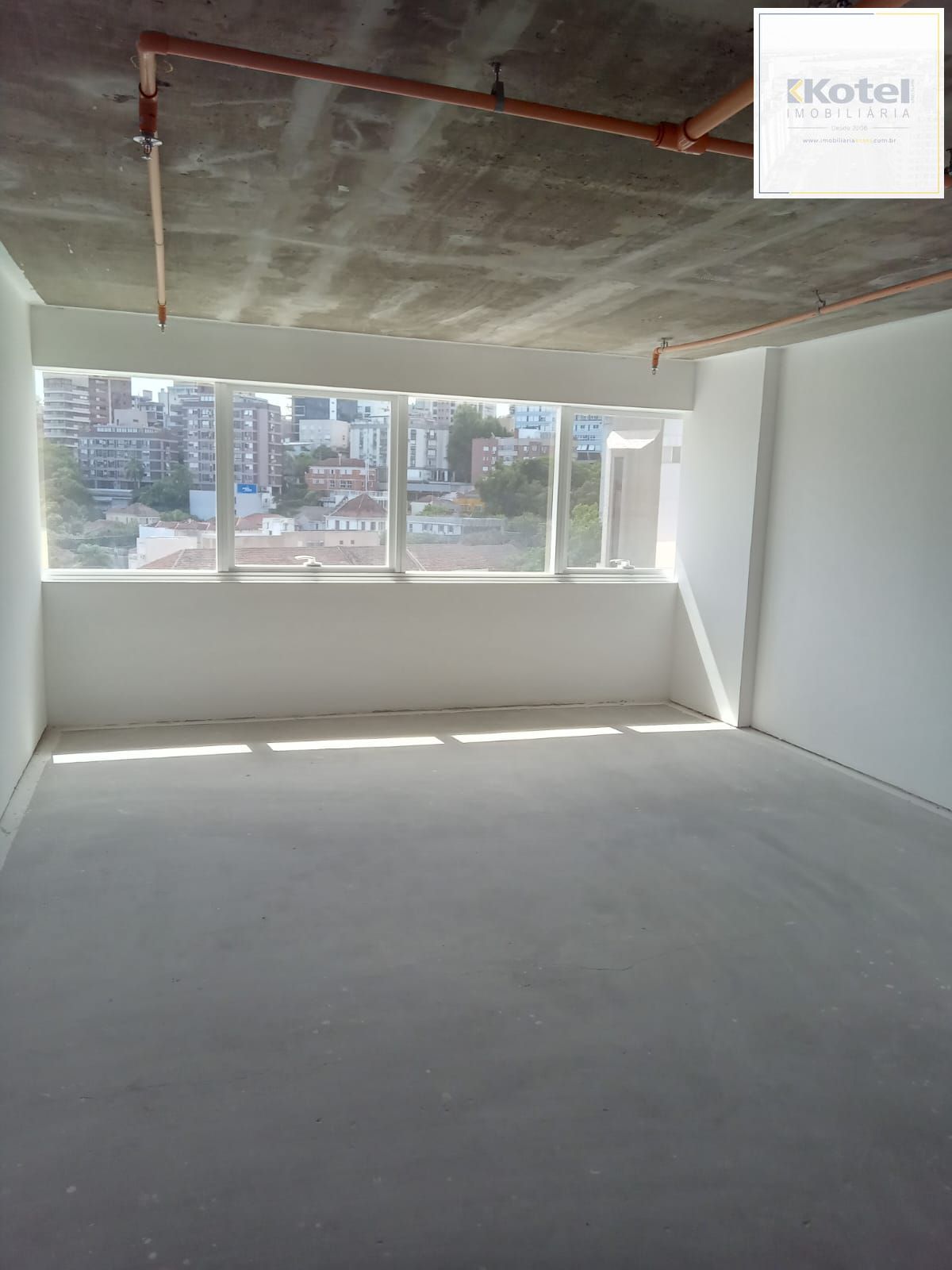 Sala comercial com garagem no DOC na Ramiro Barcelos