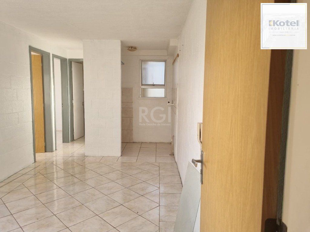 Casa frente, 81,50m2 e 2 apartamento nos fundos térreo e segundo andar.