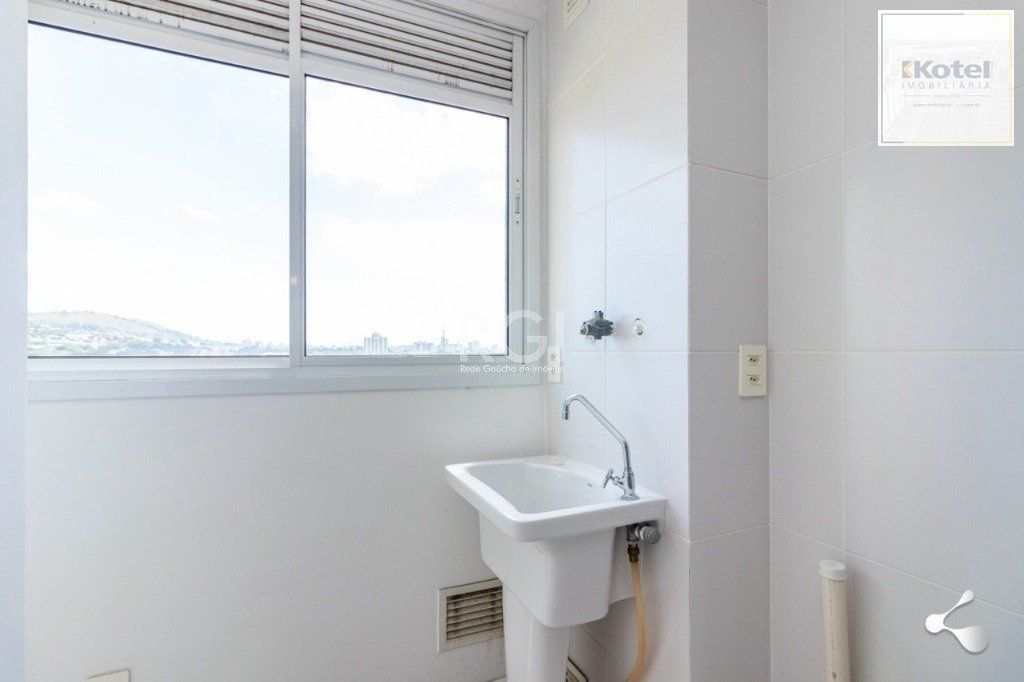 Vende apartamento, 03 dormitórios, living para dois ambientes, banheiro social, cozinha com churrasqueira e área de serviço e garagem.