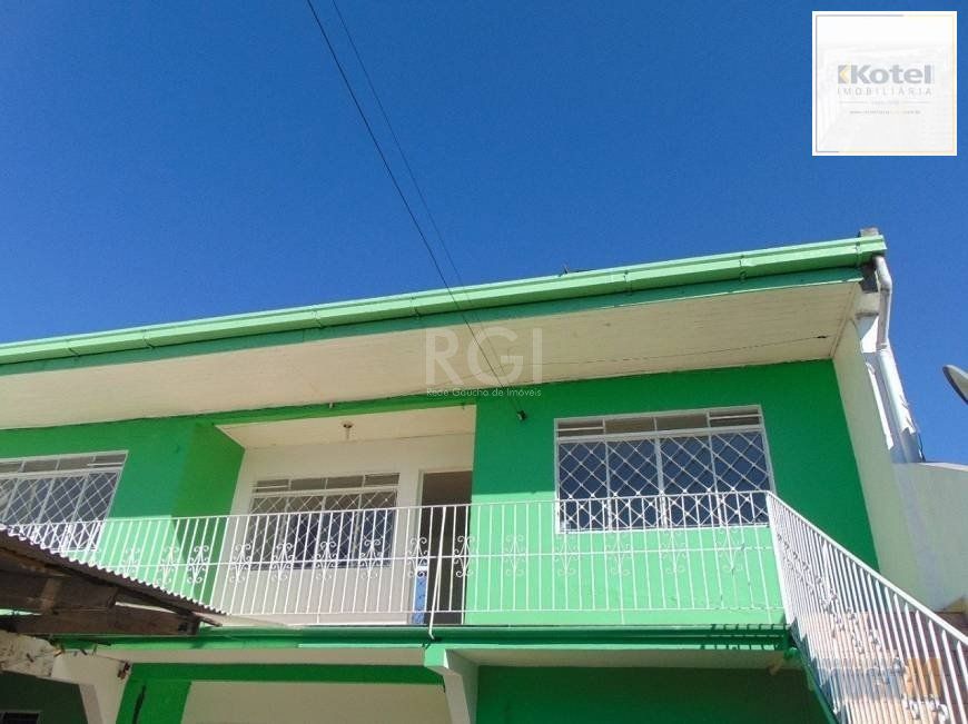Casa frente, 81,50m2 e 2 apartamento nos fundos térreo e segundo andar.