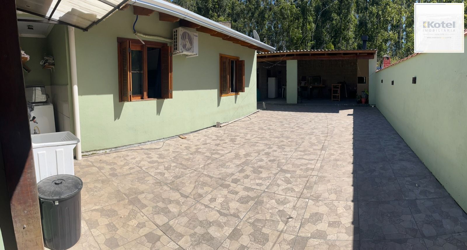 Casa 3 dormitorios com amplo patio