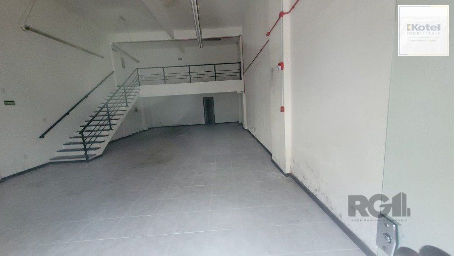 Loja a Venda na Rua Félix da Cunha, com 150m², Moinhos de Vento, entre a Av Cristóvão e Rua  Marques do Pombal, com amplo salão