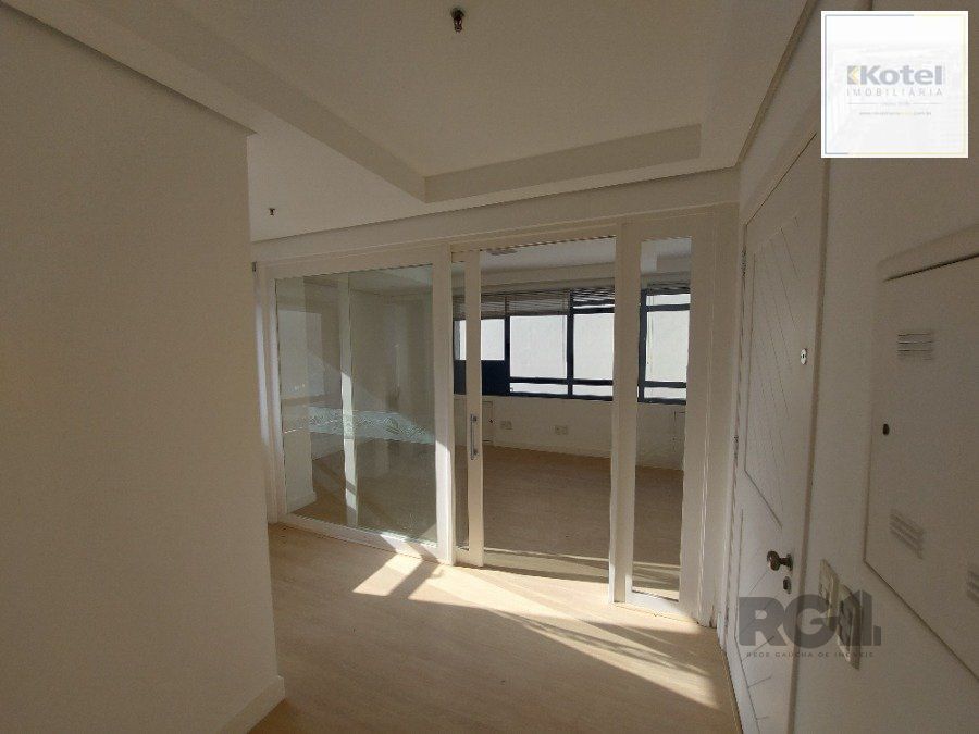 sala comercial, medindo 36,12 m² área privativa e 49,27 m² de área total, com 1 box coberto duplo, localizada no Moinhos de Vento