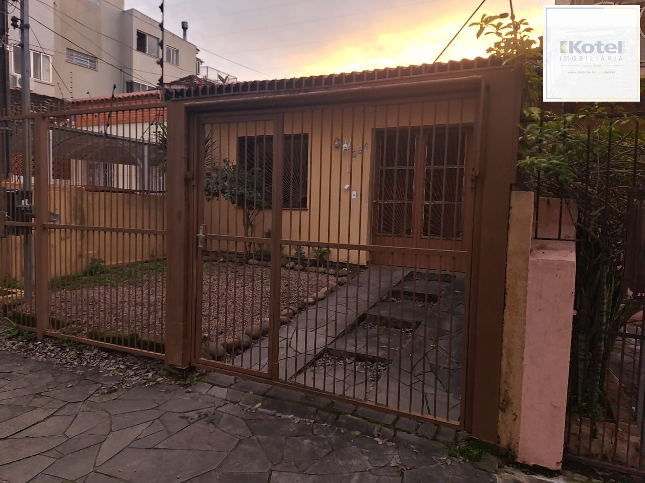 Casa com 104 m2, c/2 dorms., depend. empreg com banh. vaga 2 carros, canil, Bairro Partenon — foto 4