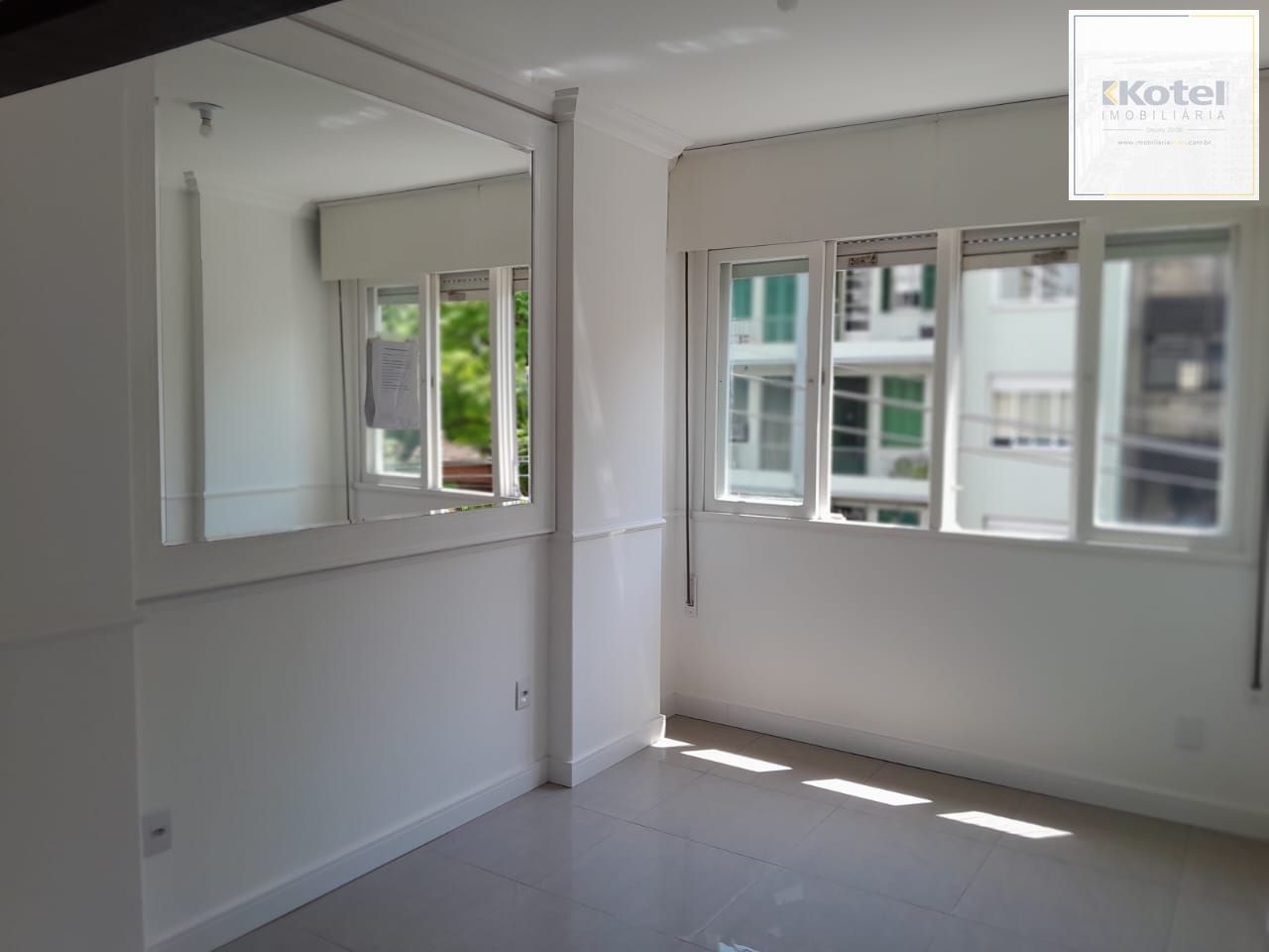 apartamento à venda no Edifício Caravellas, localizado na Rua Dr. Timóteo, no bairro Moinhos de Vento