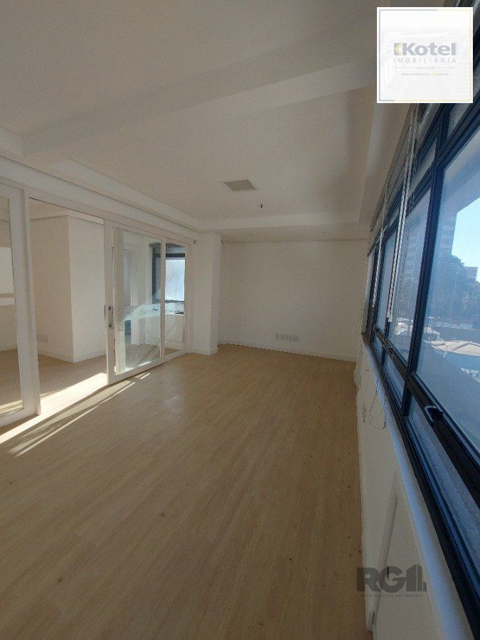 sala comercial, medindo 36,12 m² área privativa e 49,27 m² de área total, com 1 box coberto duplo, localizada no Moinhos de Vento