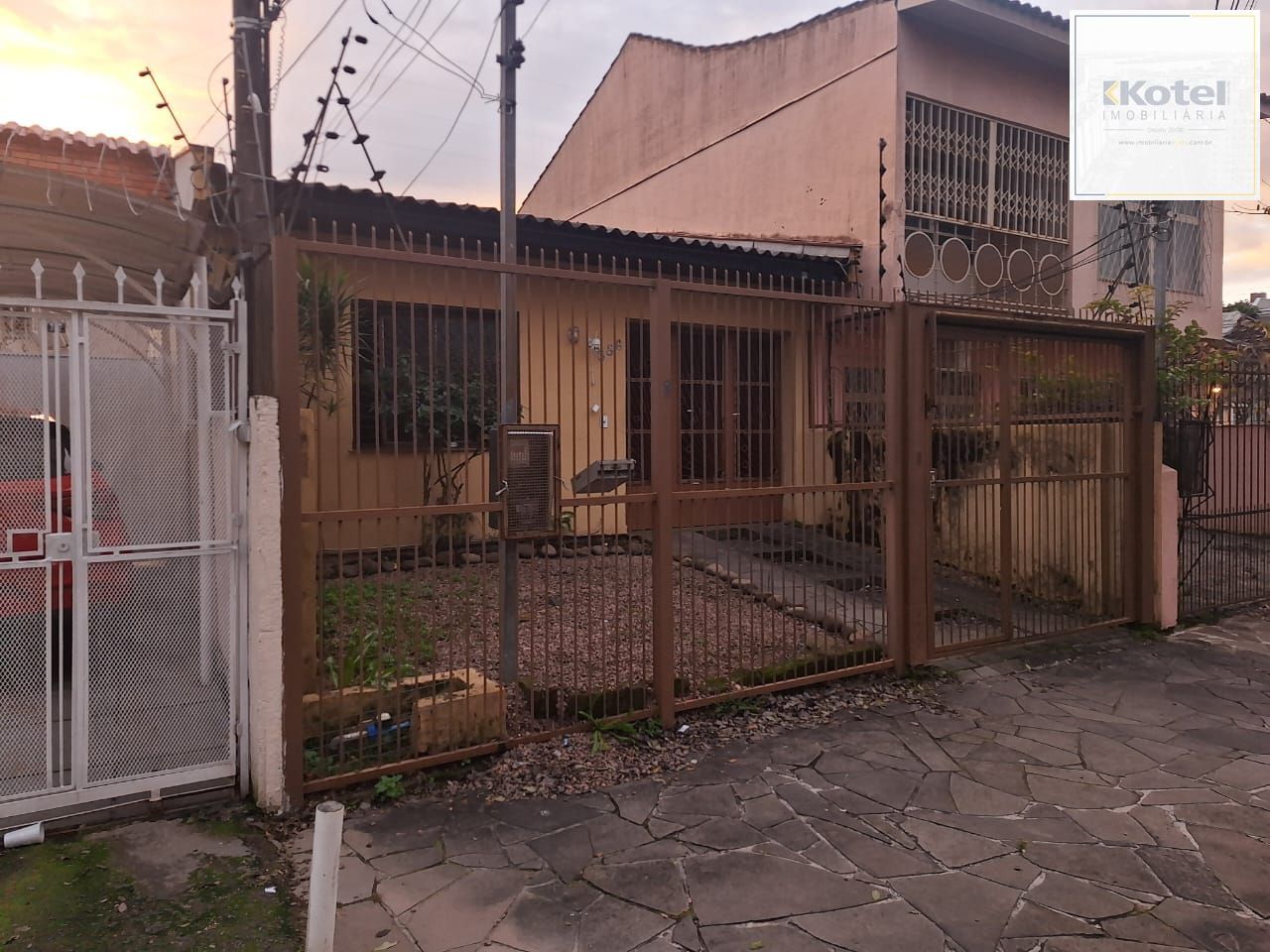 Casa com 104 m2, c/2 dorms., depend. empreg com banh. vaga 2 carros, canil, Bairro Partenon — foto 3