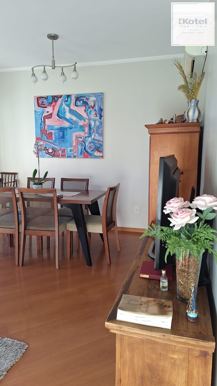 Apartamento de 2 domitórios, com varanda, churrasqueira, 2 vagas.