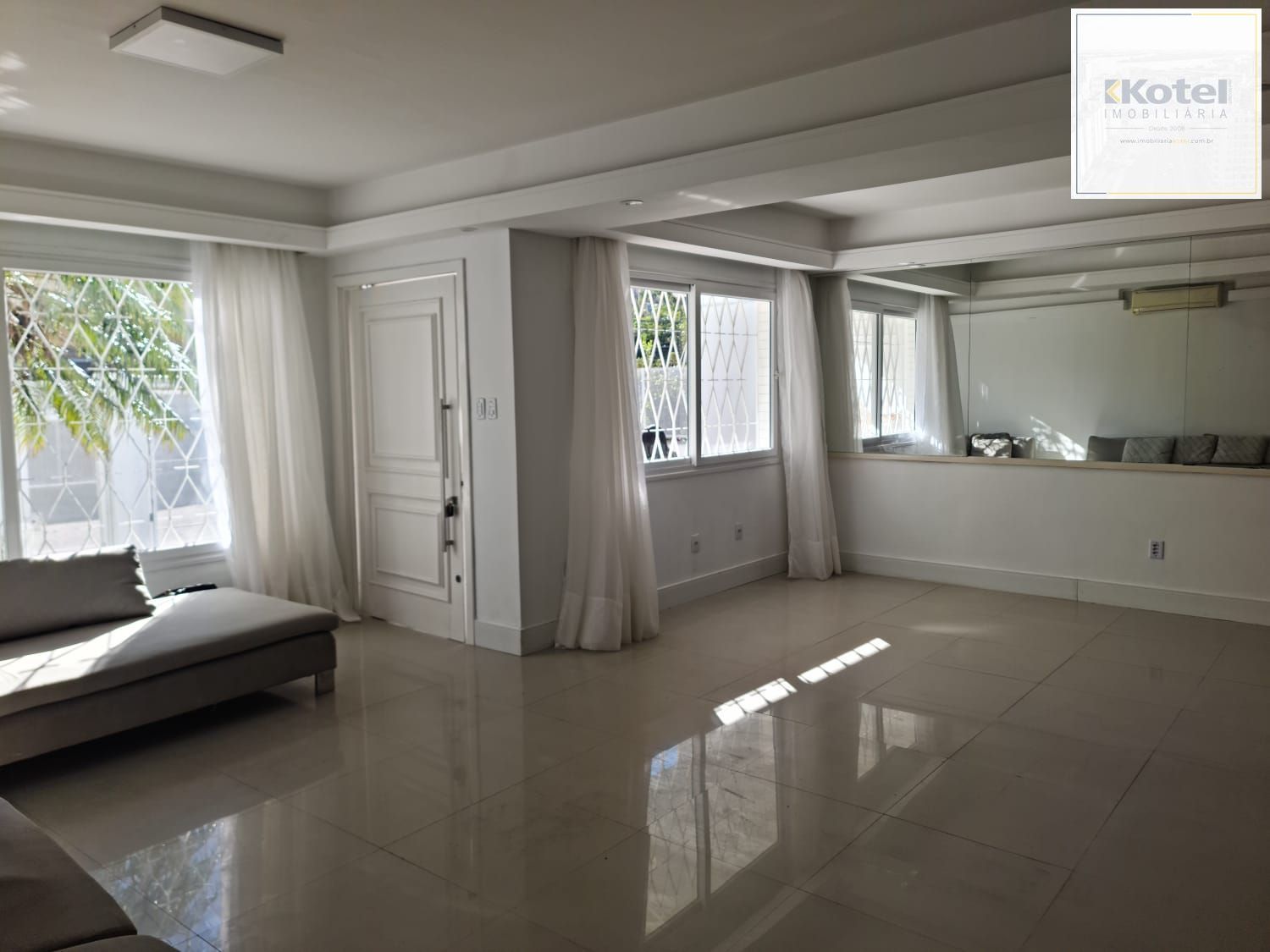 Linda casa com 5 dorm sendo 4 suites, 2 churrasqueiras e piscina
