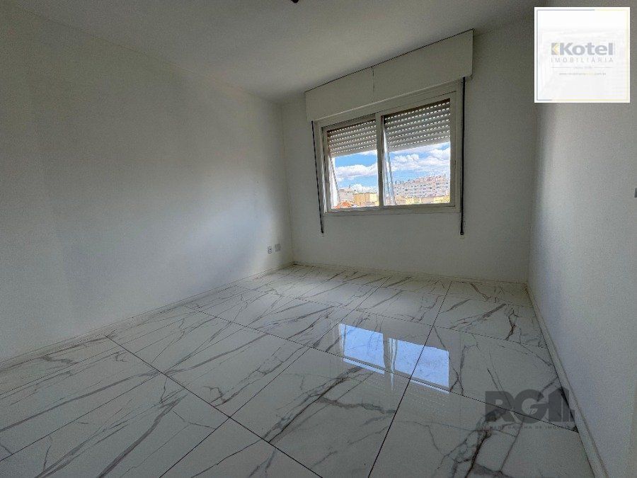 Apartamento com 54,70 m² de área privativa com dois dormitórios, sala, cozinha e área de serviço. Reformado.  Piso porcelanato