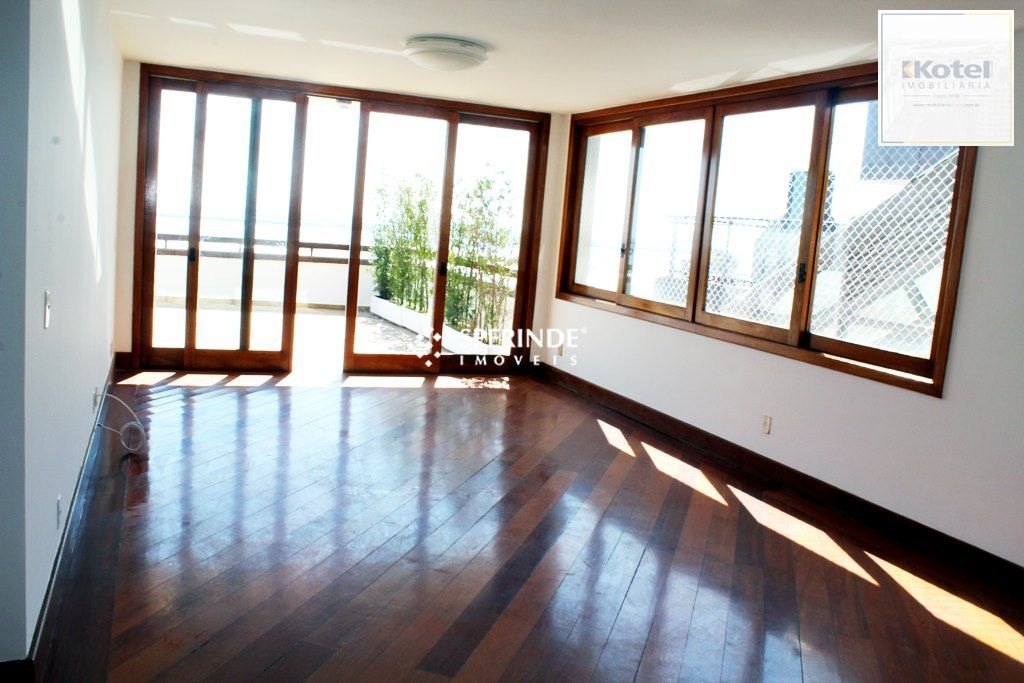Venda Apartamento tipo Cobertura horizontal com vista panorâmica com Três quartos, uma suíte com banheira de hidromassagem, closet. Junto ao Menino Deus