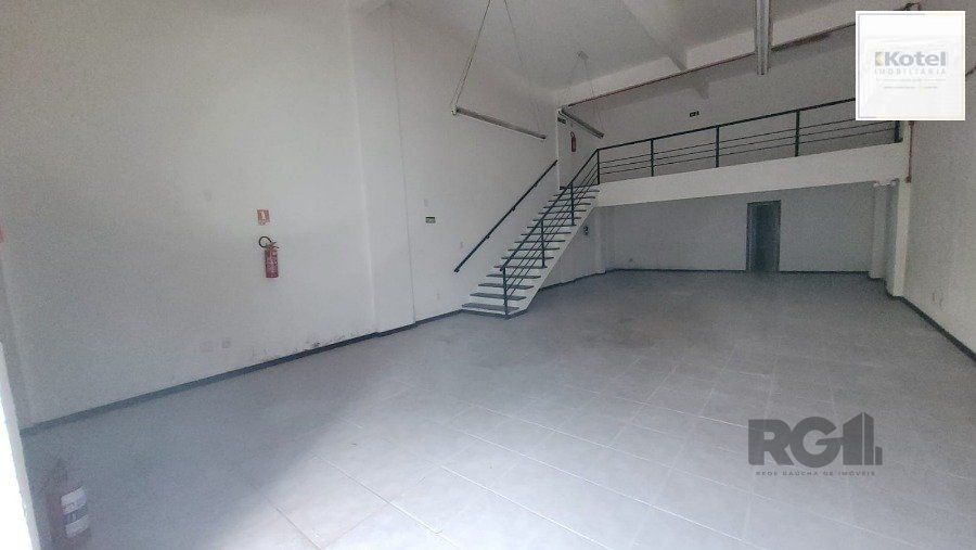 Loja a Venda na Rua Félix da Cunha, com 150m², Moinhos de Vento, entre a Av Cristóvão e Rua  Marques do Pombal, com amplo salão