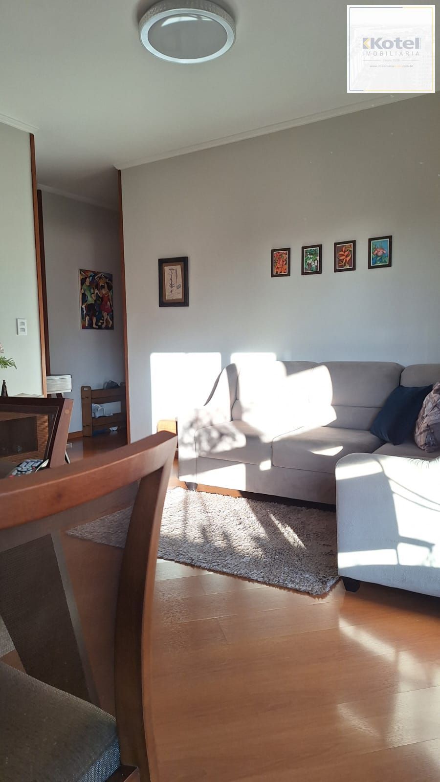Apartamento de 2 domitórios, com varanda, churrasqueira, 2 vagas.