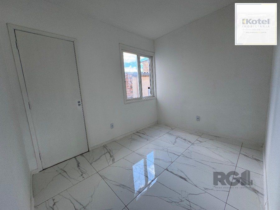 Apartamento com 54,70 m² de área privativa com dois dormitórios, sala, cozinha e área de serviço. Reformado.  Piso porcelanato