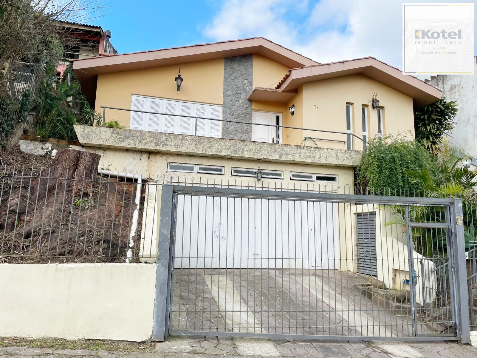 casa com 525 m2 de terreno , casa área construída 395 m2 de área, com 05 dormitorios sendo um suite com banheira