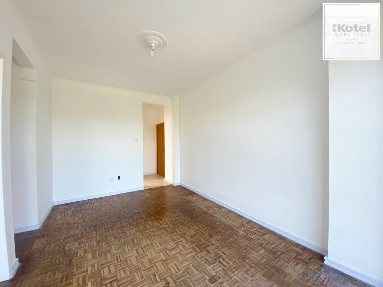 Apartamento  reformado de 3 dormitórios transformado em 2 perto da Redenção