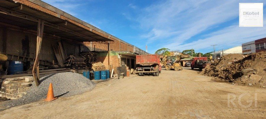 Depósito Pavilhão Venda no Bairro Navegantes  com 1800m²  de terreno e 324m² de escritórios - De esquina — foto 4