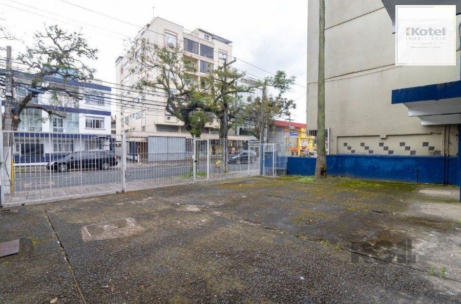 Excelente deposito amplo, de alvenaria em Petrópolis, Br. do Amazonas, c/330 m2 de área construída emTerreno 13,20 X 40,00, banheiro, escritórios, pátio no fundos, estac. interno para uns 5 carros. — foto 2