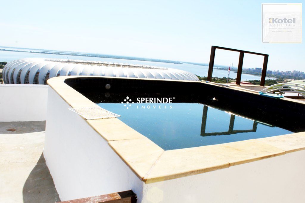 Venda Apartamento tipo Cobertura horizontal com vista panorâmica com Três quartos, uma suíte com banheira de hidromassagem, closet. Junto ao Menino Deus