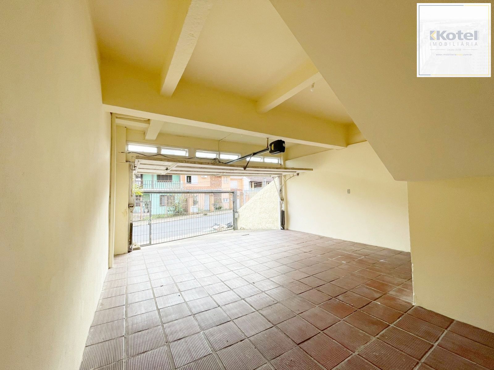 casa com 525 m2 de terreno , casa área construída 395 m2 de área, com 05 dormitorios sendo um suite com banheira