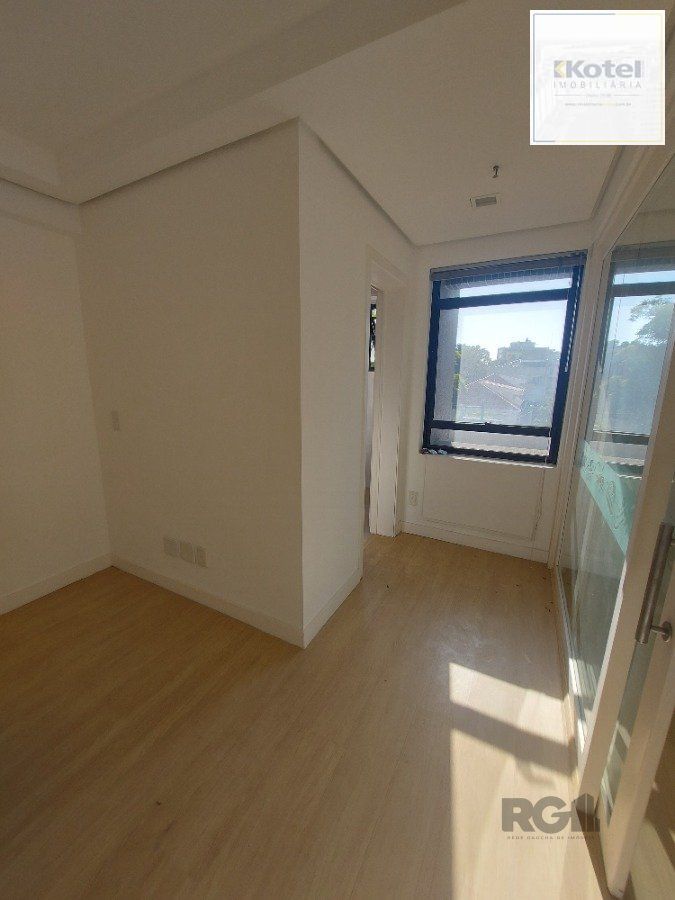 sala comercial, medindo 36,12 m² área privativa e 49,27 m² de área total, com 1 box coberto duplo, localizada no Moinhos de Vento