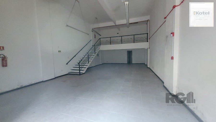 Loja a Venda na Rua Félix da Cunha, com 150m², Moinhos de Vento, entre a Av Cristóvão e Rua  Marques do Pombal, com amplo salão