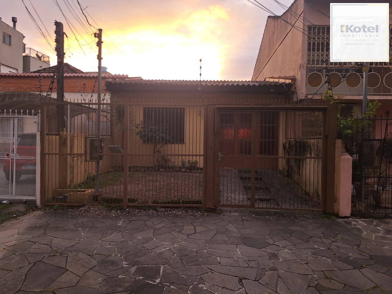 Casa com 104 m2, c/2 dorms., depend. empreg com banh. vaga 2 carros, canil, Bairro Partenon — foto 2
