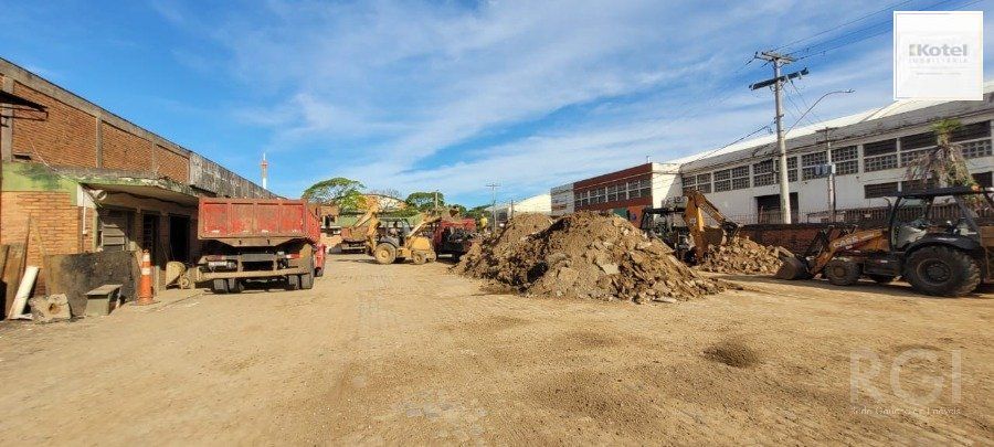 Depósito Pavilhão Venda no Bairro Navegantes  com 1800m²  de terreno e 324m² de escritórios - De esquina — foto 5