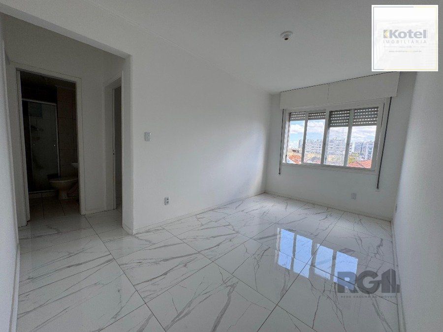 Apartamento com 54,70 m² de área privativa com dois dormitórios, sala, cozinha e área de serviço. Reformado.  Piso porcelanato