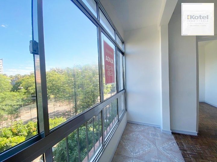 Apartamento  reformado de 3 dormitórios transformado em 2 perto da Redenção