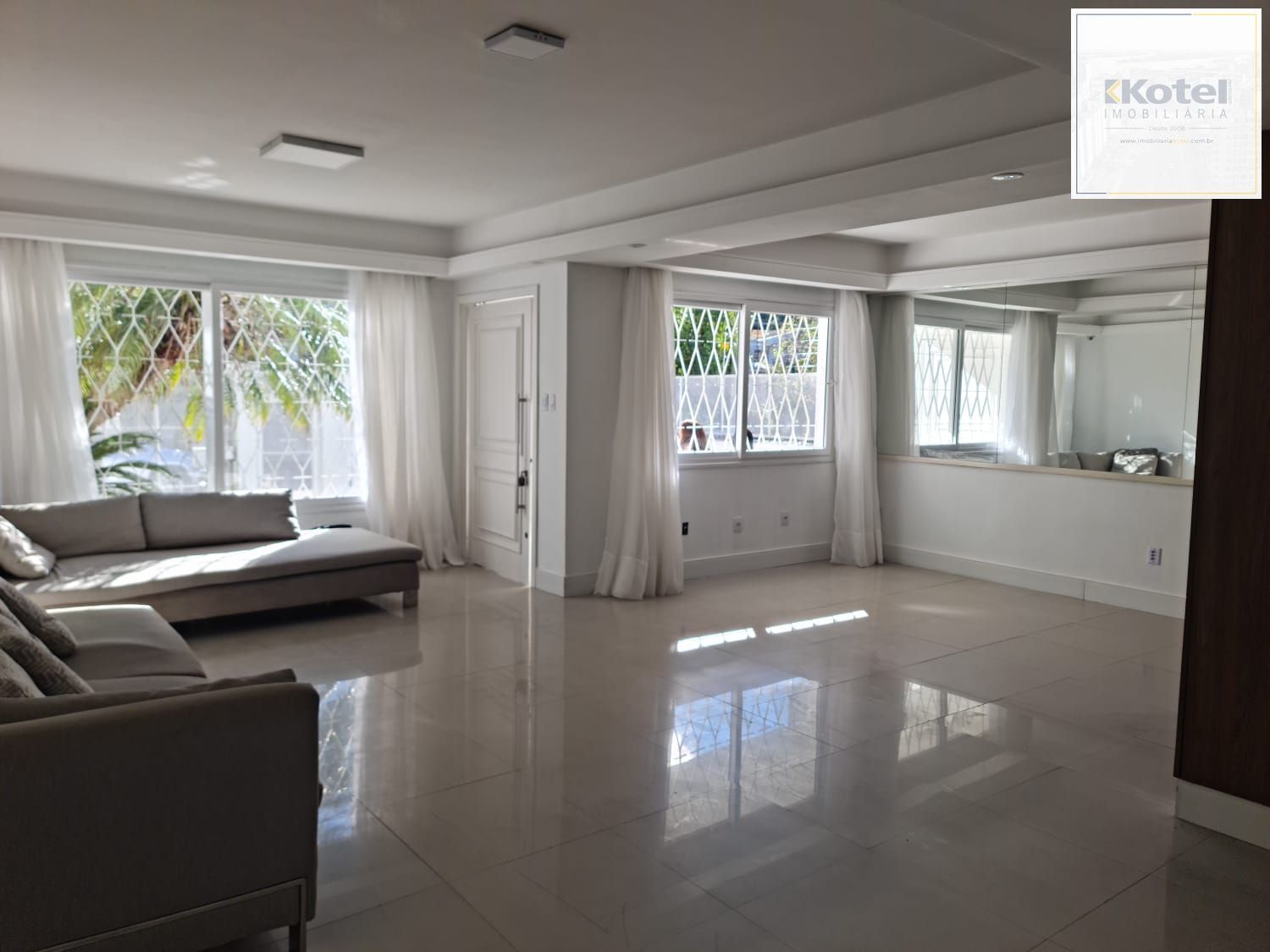 Linda casa com 5 dorm sendo 4 suites, 2 churrasqueiras e piscina