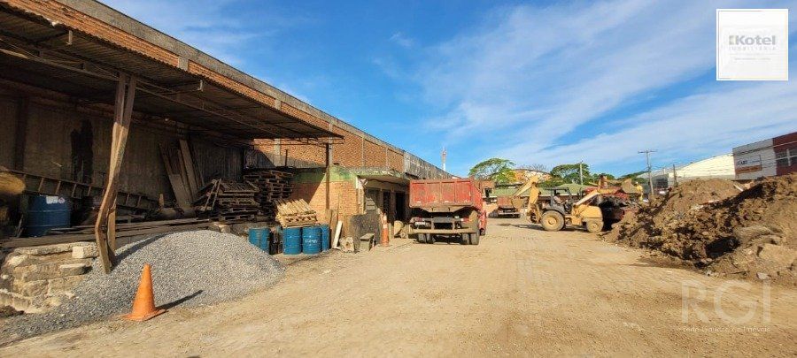 Depósito Pavilhão Venda no Bairro Navegantes  com 1800m²  de terreno e 324m² de escritórios - De esquina — foto 3