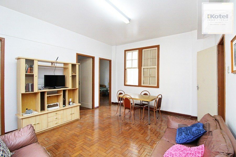 Apartamento a venda na Avenida Alberto Bins com 4 quartos, 2 banheiros, elevador, frente a fundos,  no coração do Centro Histórico de Porto Alegre