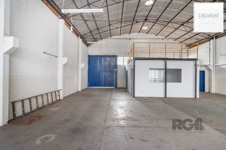 Excelente deposito amplo, de alvenaria em Petrópolis, Br. do Amazonas, c/330 m2 de área construída emTerreno 13,20 X 40,00, banheiro, escritórios, pátio no fundos, estac. interno para uns 5 carros. — foto 3